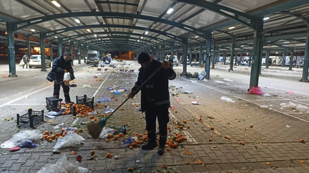 KARESİ’DE KÖŞE BUCAK TEMİZLİK SÜRÜYOR