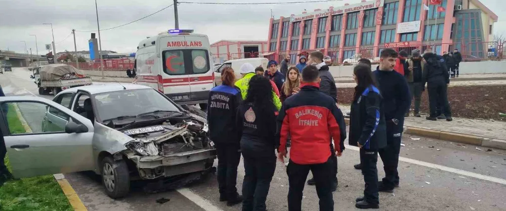Bandırma’da kavşakta meydana gelen kazada 3 kişi yaralandı