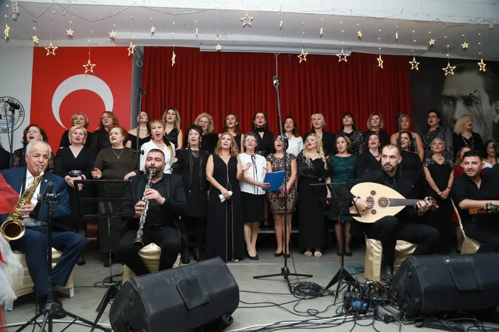 Burhaniye Belediyesi Kadın Korosu ilk sahnesini aldı