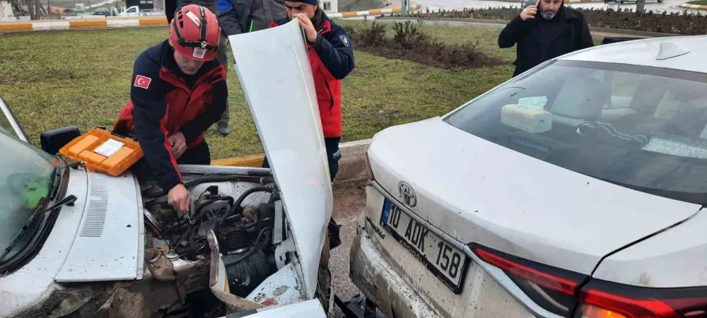 Balıkesir’de ışıklarda çarpışan araçlarda hasar oluştu