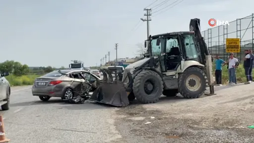 Ayvalık’ta iş makinesi ile otomobil çarpıştı: 1 çocuk ve 1 hamile kadın yaralandı