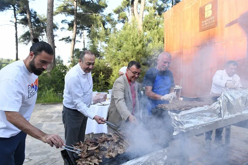 BAŞKAN ŞEHİRLİ’DEN BAL-KES’E BARBEKÜ ZİYAFETİ